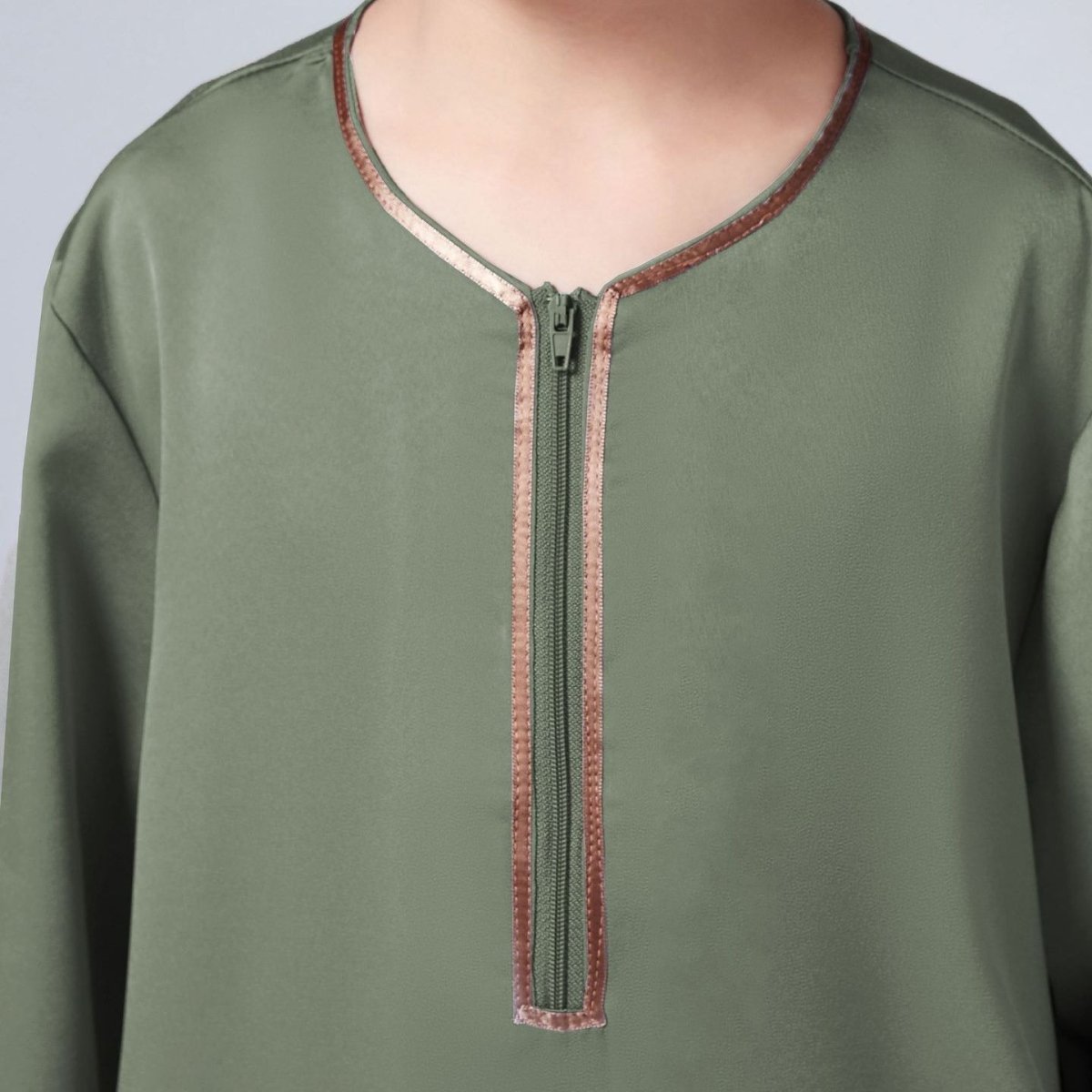 MKB006 Thobe simple pour garçons en satin, col rond