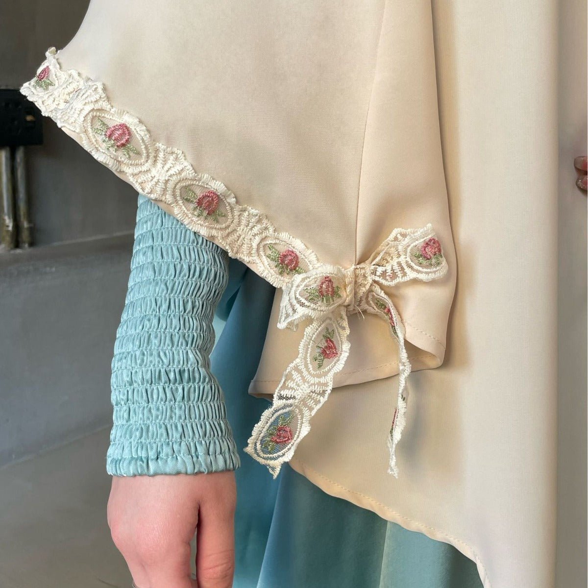 Khimar de prière brodé avec finition en dentelle (MK030)