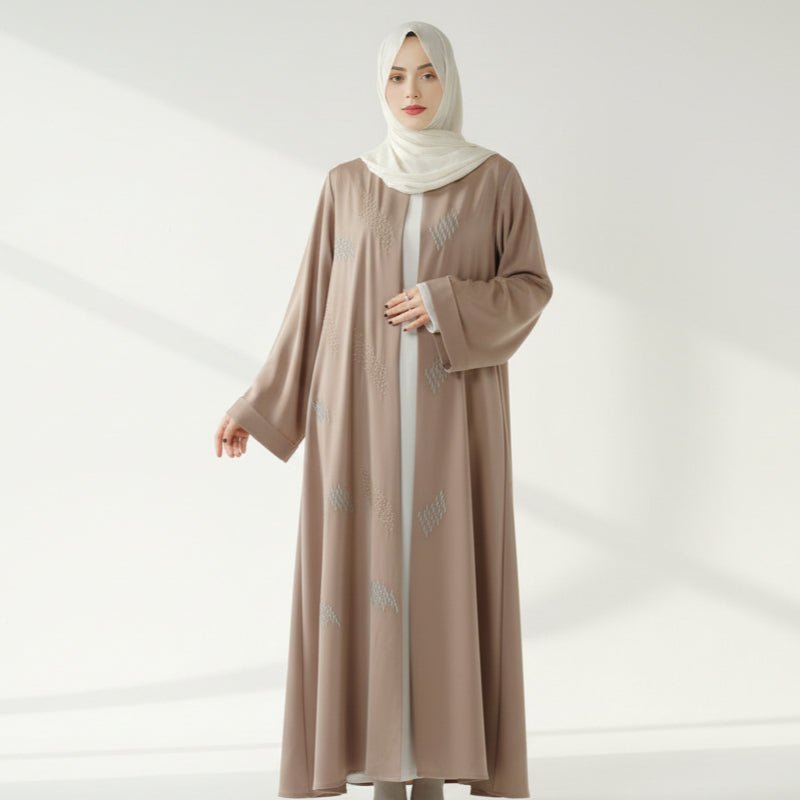 Abaya avec broderie 3D et perles géométriques. Abaya ouverte avec broderie 3D (MOA085)