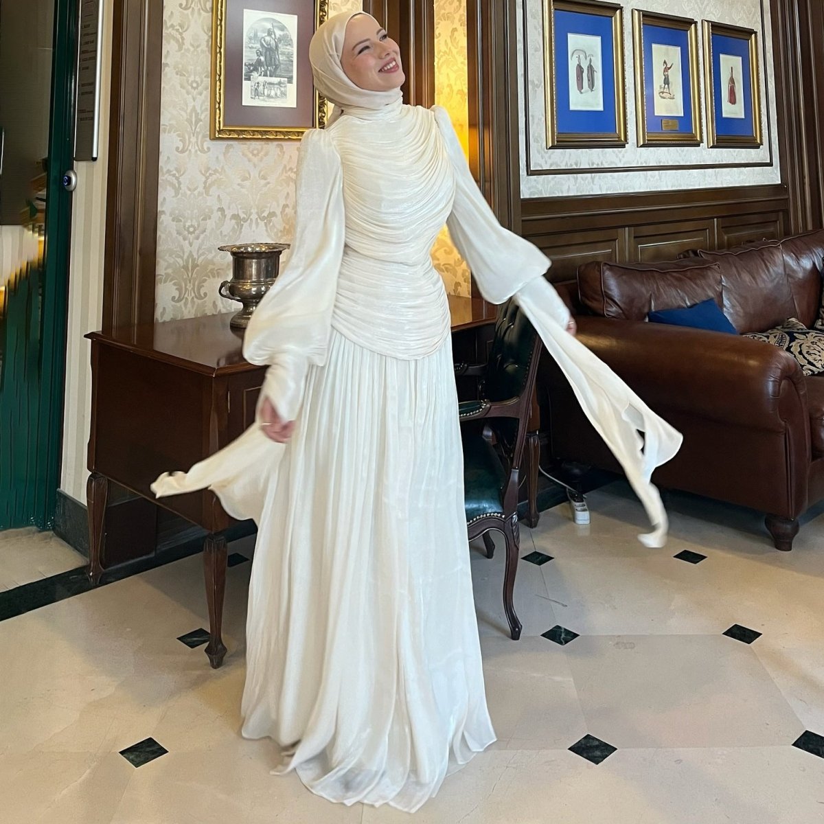 Robe de soirée froncée à col montant (MS221)