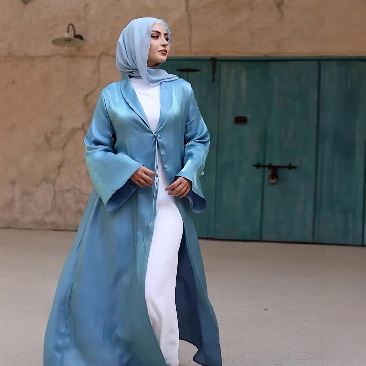 Abaya Cardigan Mirage du Désert | Abaya en Soie Bleu-Vert Dégradé avec Manches Cloche (MOA204)