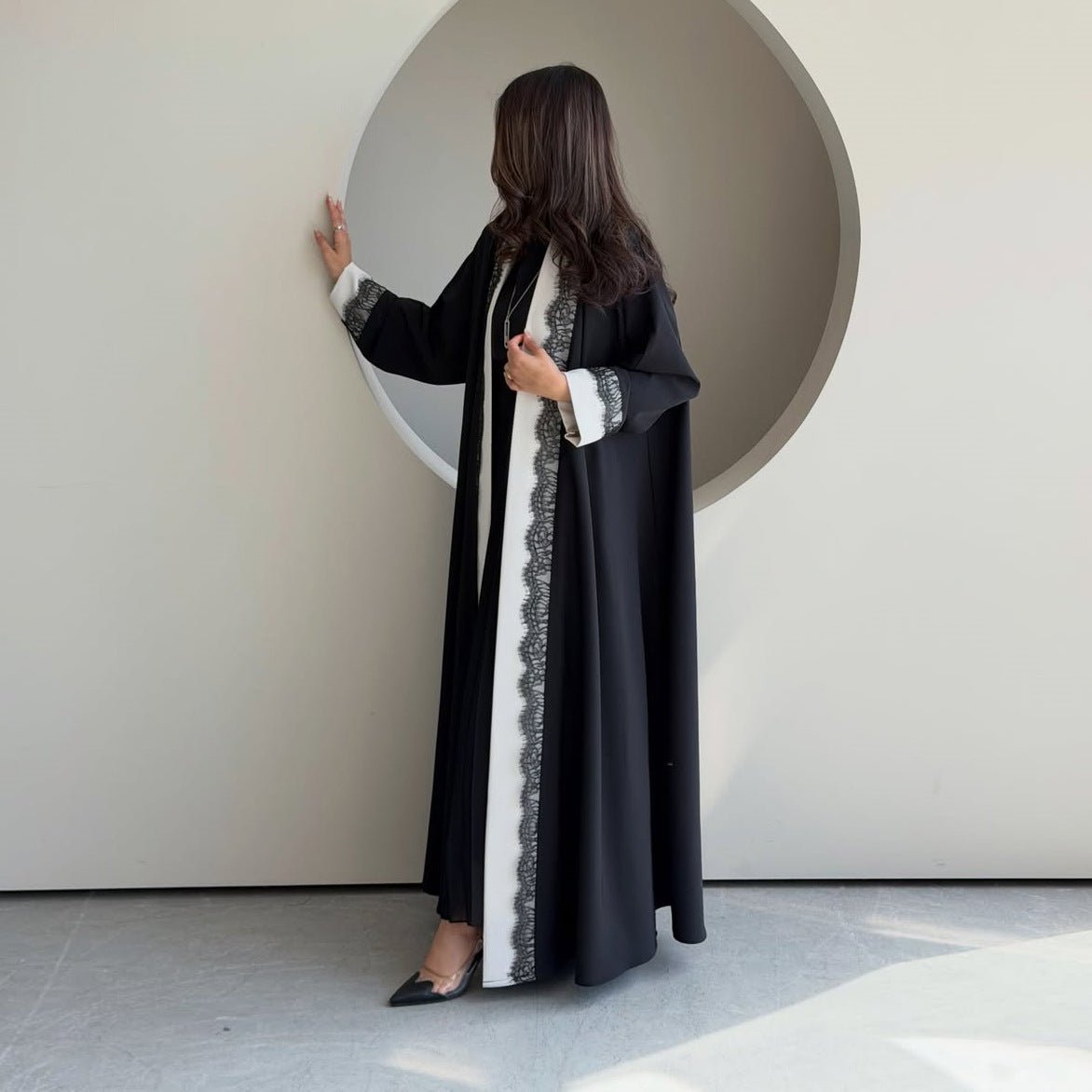 Abaya ouverte noire et blanche avec finition en dentelle (MOA311)