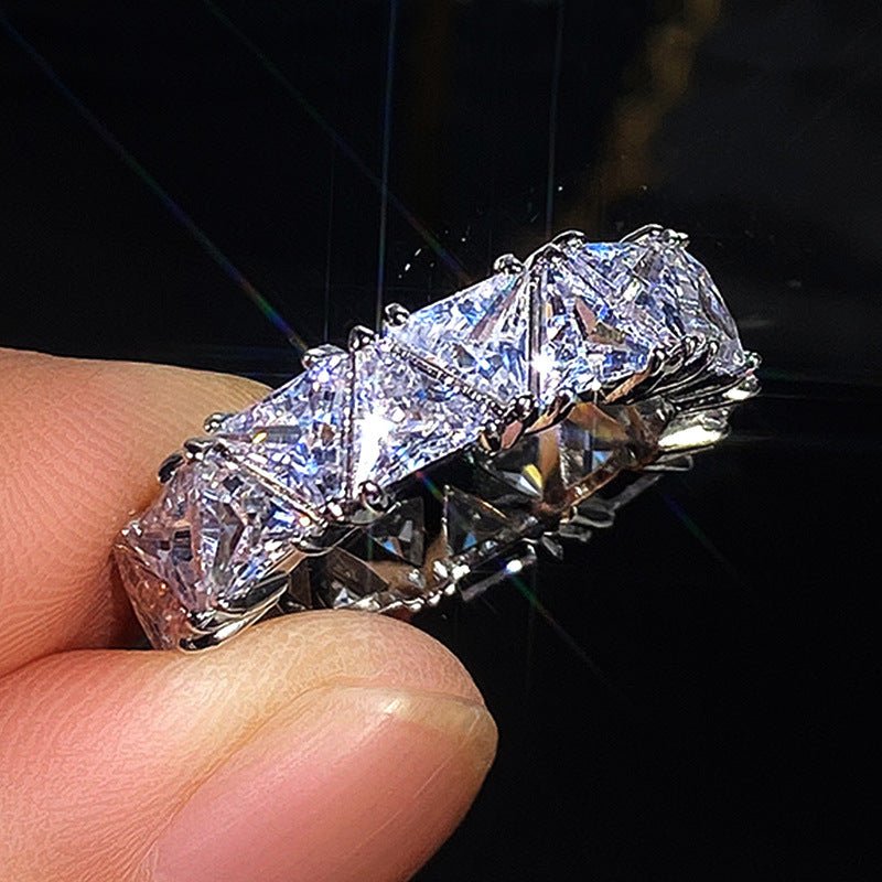 MAC161 Bague Triangulaire en Zircon à Rang Unique et Cercle Complet