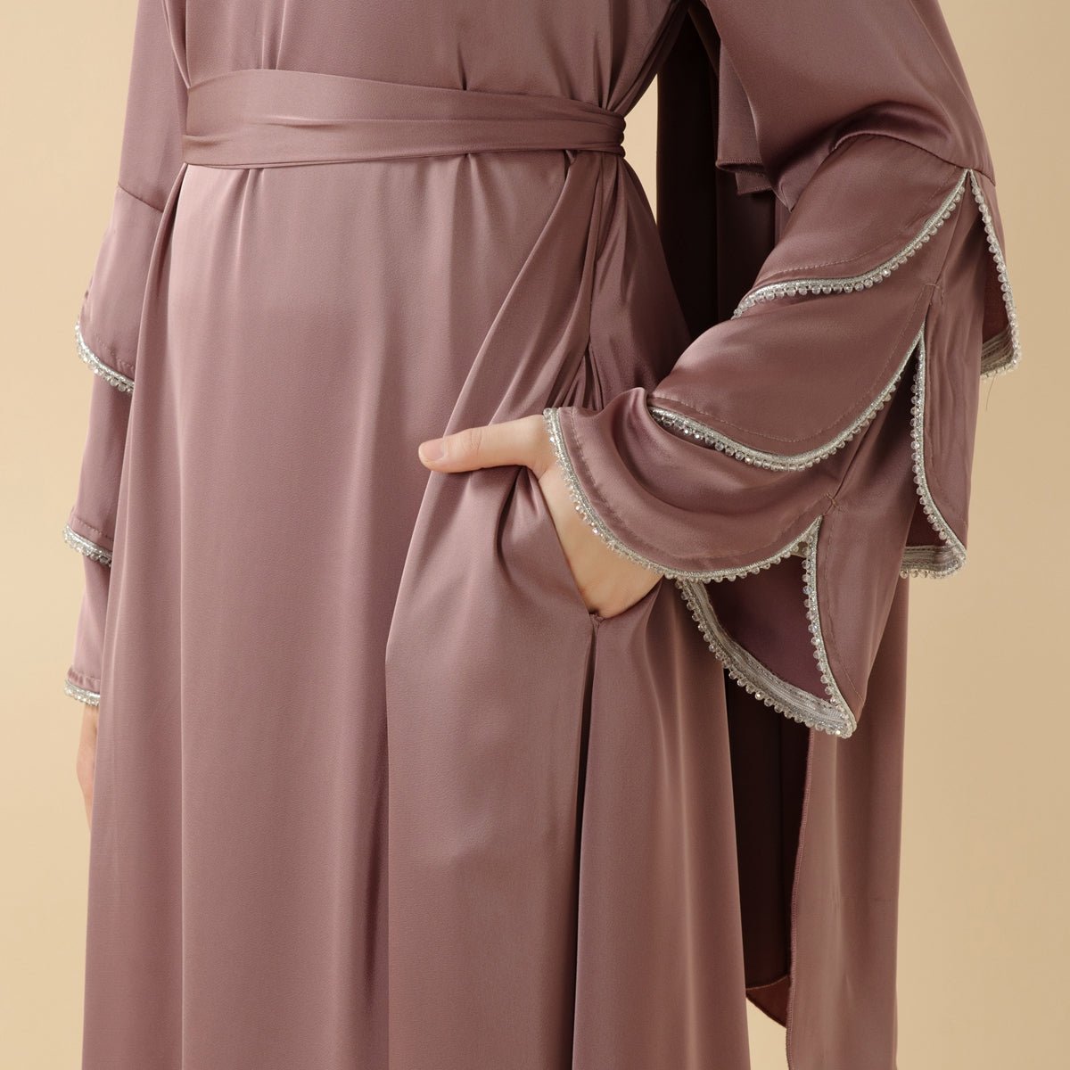 Abaya à manches froncées à triple rangée de diamants avec poches (MA040)