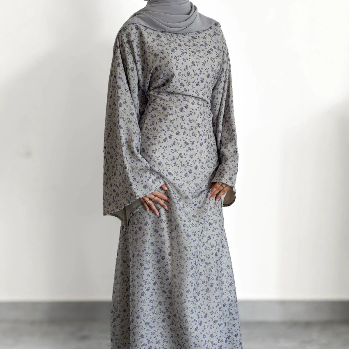 Robe Maxi à Manches Évasées et Motif Floral (MS490)