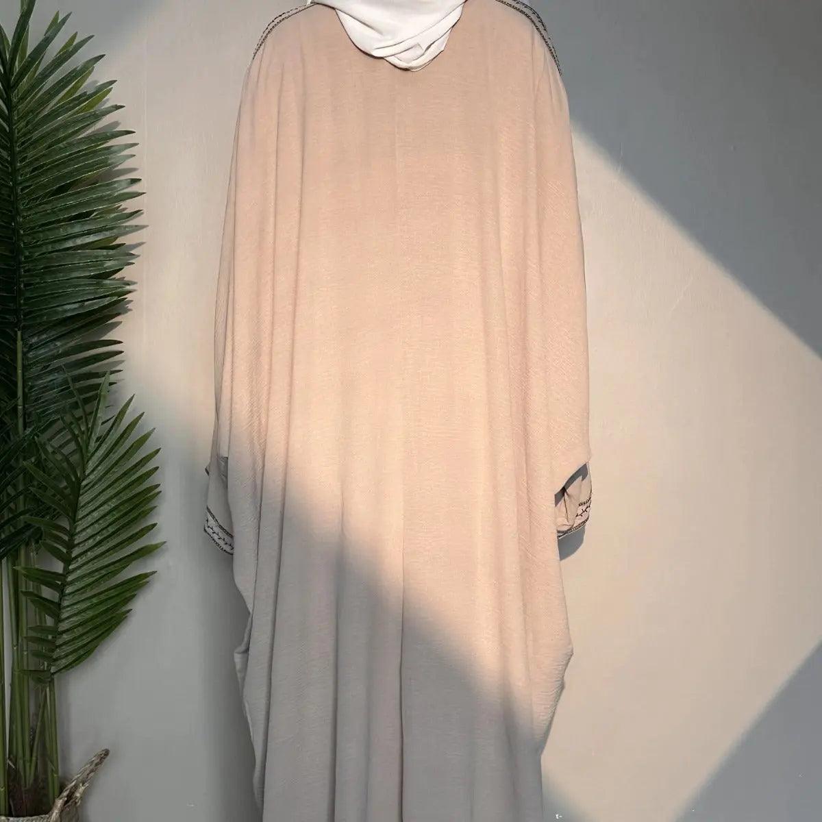 Abaya ouverte à manches chauve-souris avec broderie (MOA015)