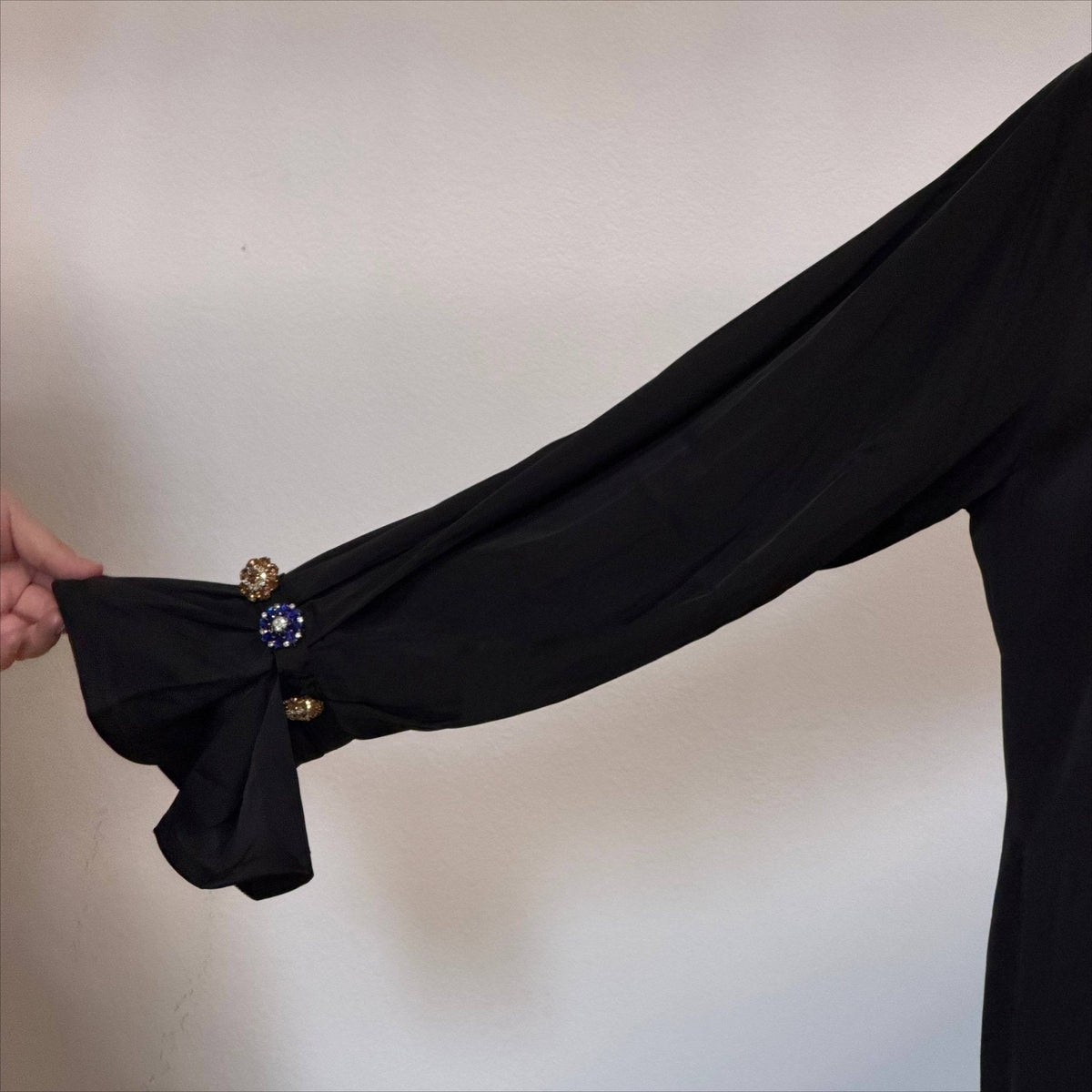 Archive Piece Black Jewel Button Cuff Pullover Abaya - MP064 (Taille XL uniquement)