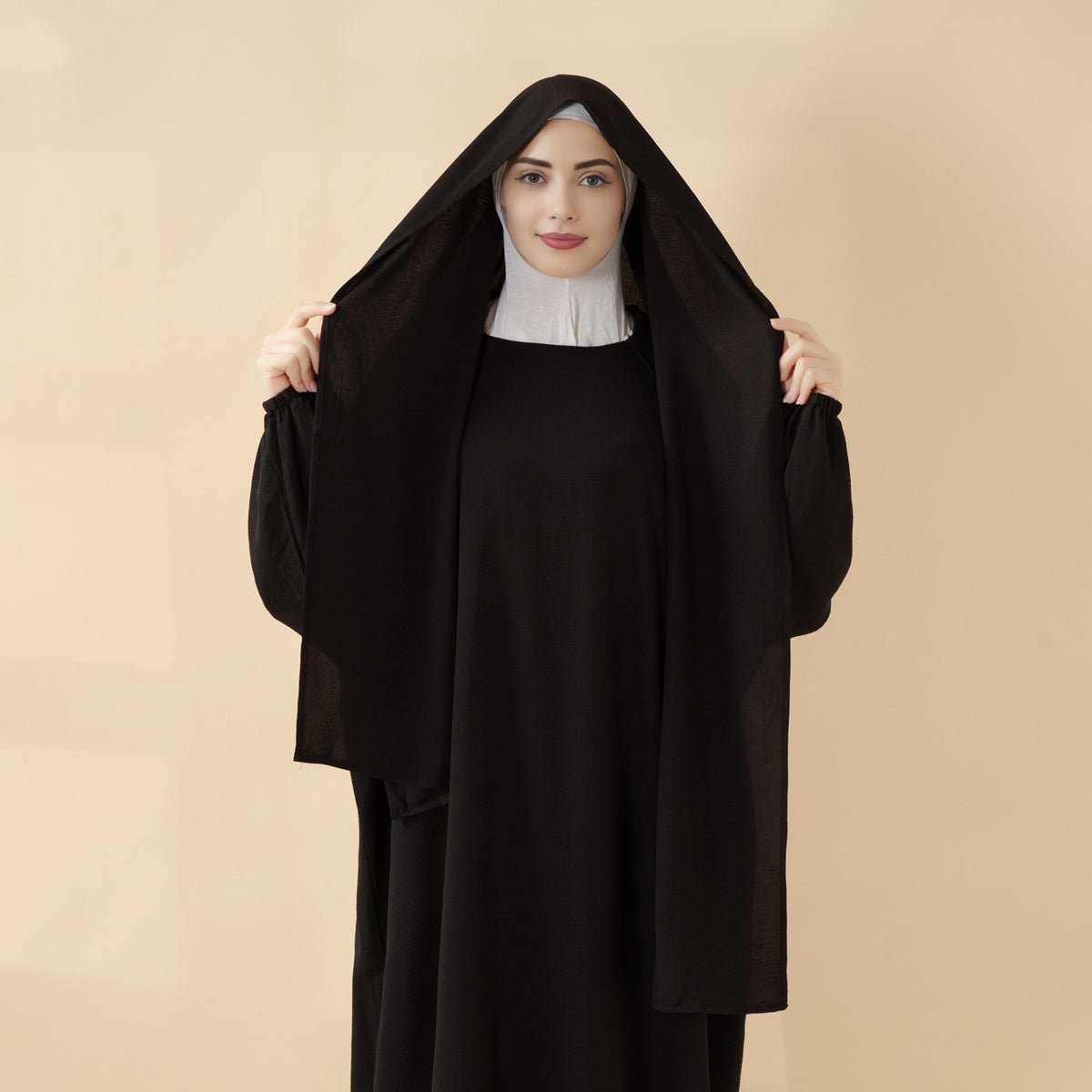 Abaya en crêpe coupe cocon, parfaite pour la Omra, avec hijab une pièce attaché (MA143)