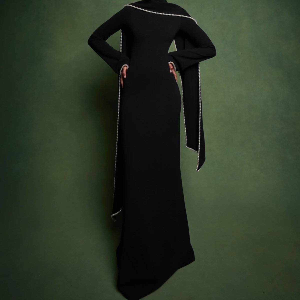 Robe de soirée élégante à manches cape ornée de perles (UKMA337)