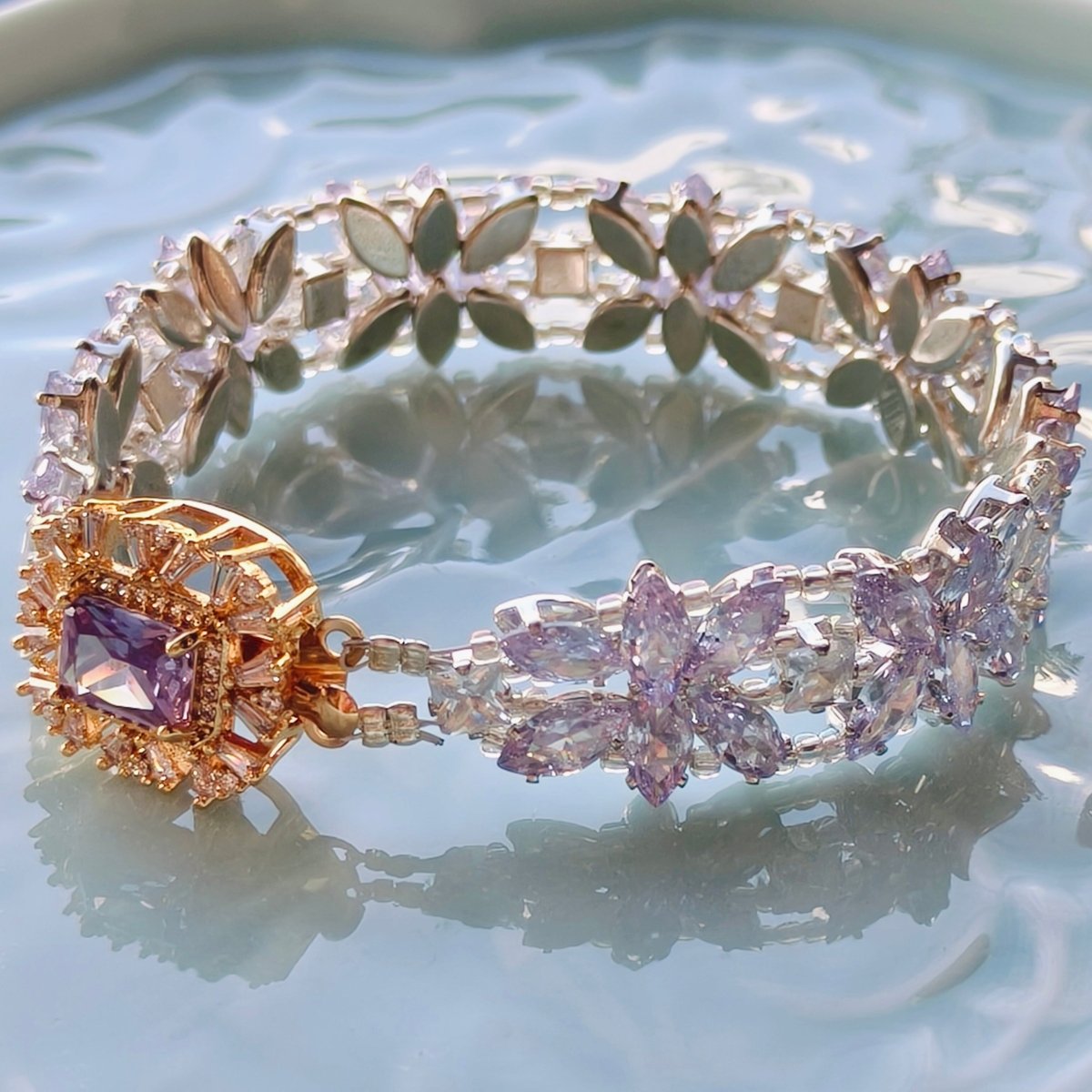 Bracelet floral en cristal fait main | Bijou étincelant à forte présence | Accessoire élégant inspiré de l'art pour femmes (MAC348)