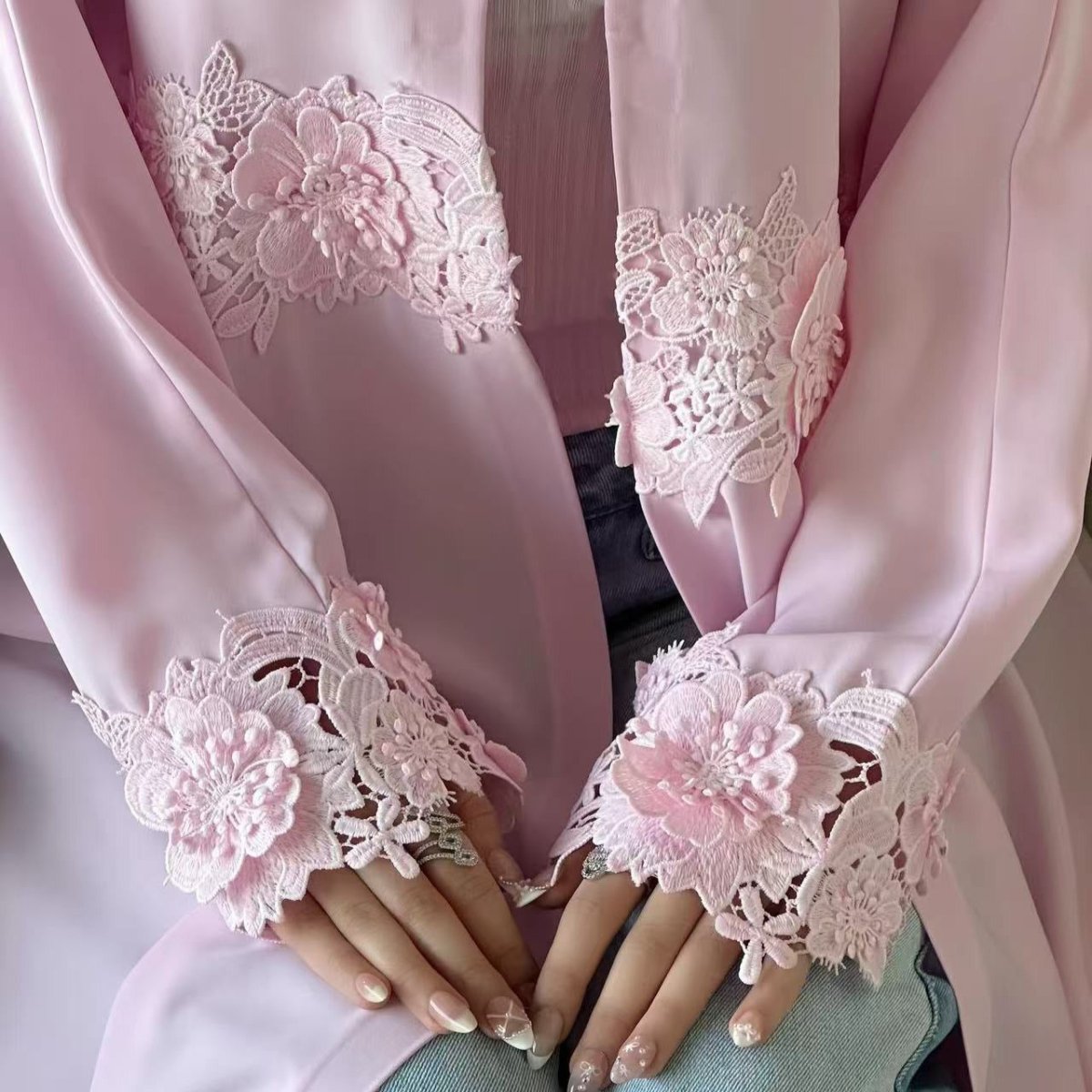 Abaya ouverte à bordure de dentelle florale 3D (MOA336)