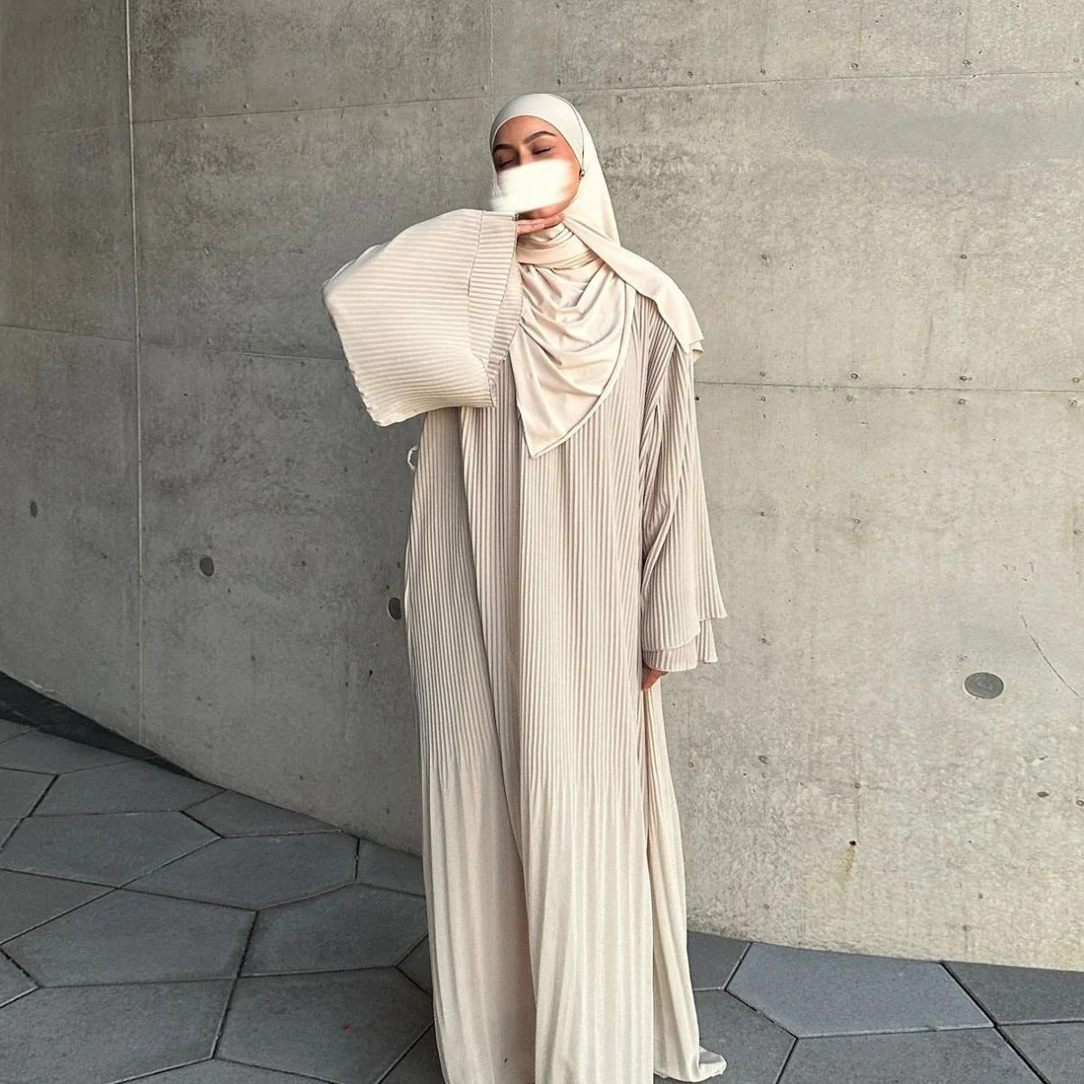 Robe Abaya élégante en mousseline plissée pour femmes musulmanes, coupe pull-over modeste, coloris uni, avec manches évasées (MA176)