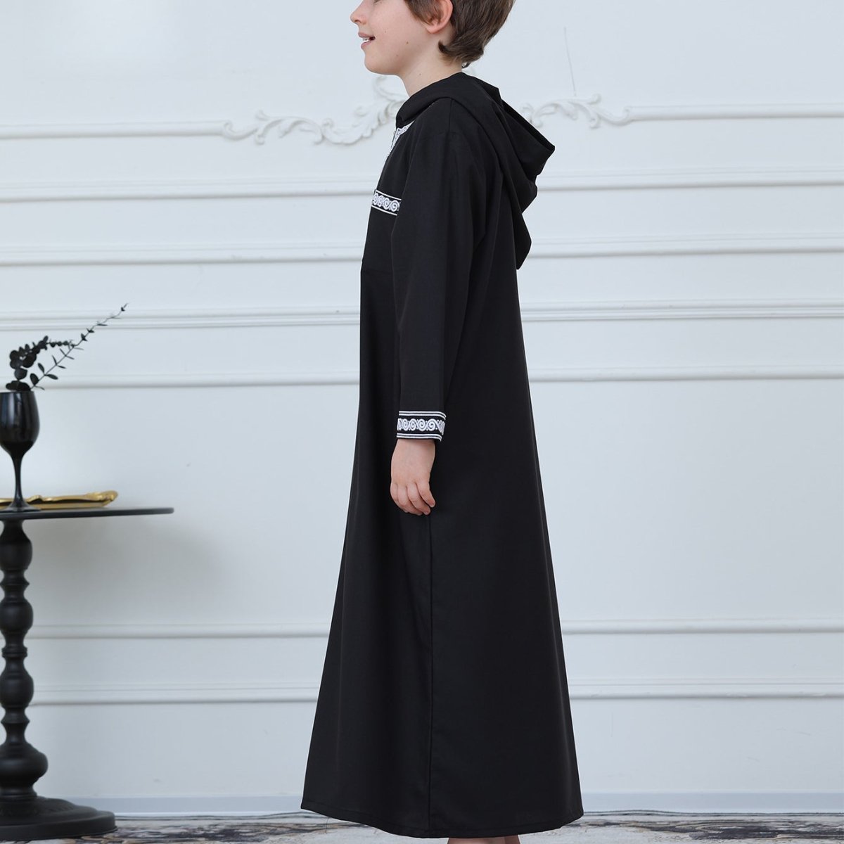Thobe brodé à capuche pour garçons avec poches (MKB010)