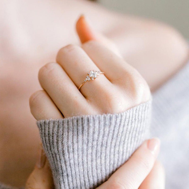 Bague carrée luxueuse en zirconium (MAC196)