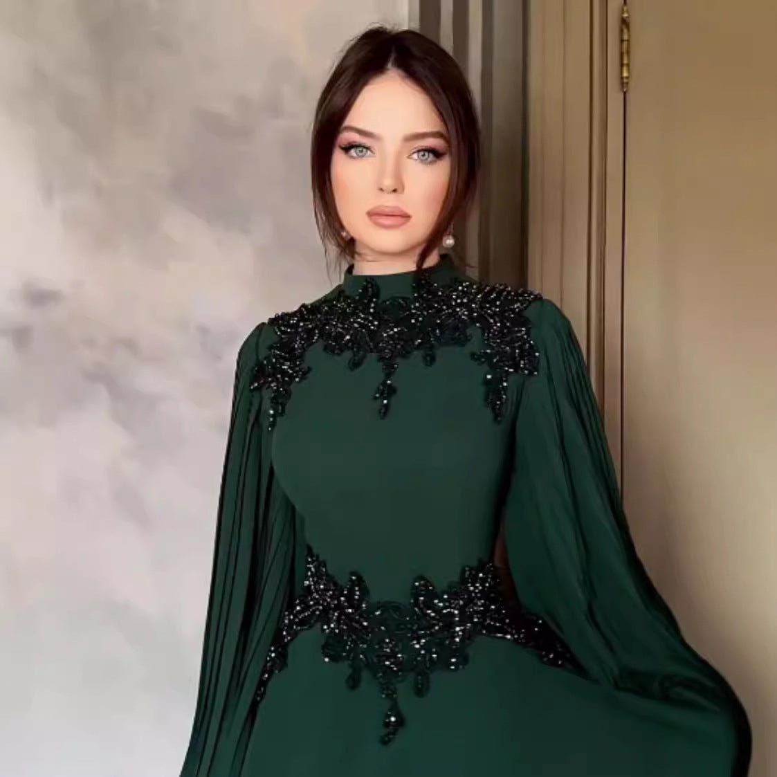 Robe de soirée en dentelle perlée | Robe longue à manches plissées avec appliques de cristaux (MA346)