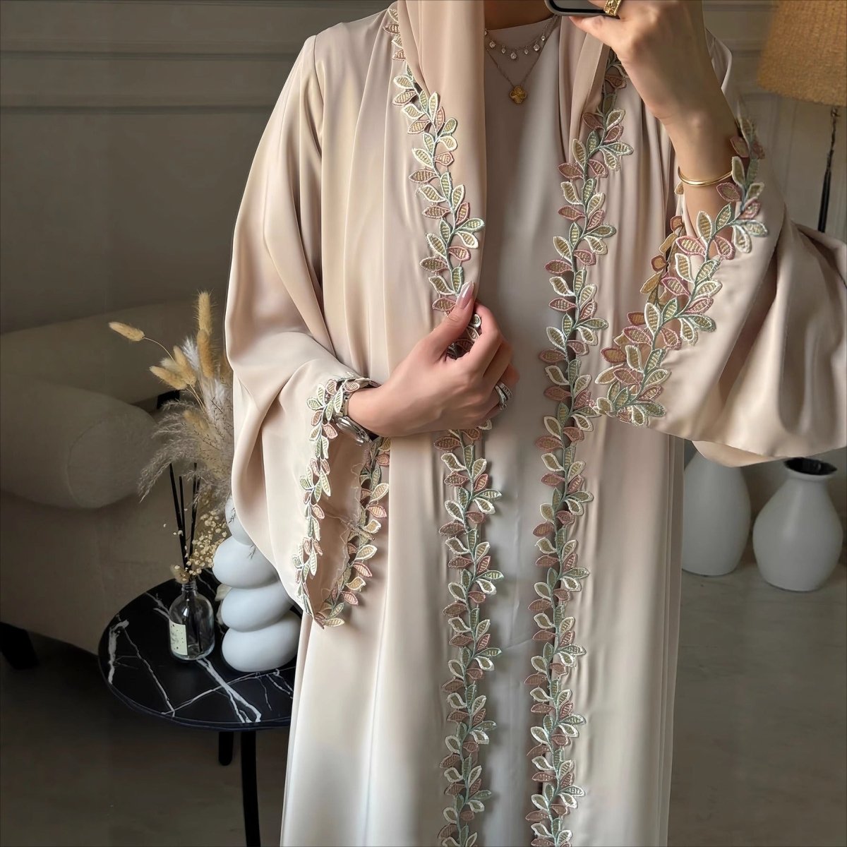 Abaya Leaf Lace Trim | Robe Maxi Ouverte Brodée et Élégante (MOA255)