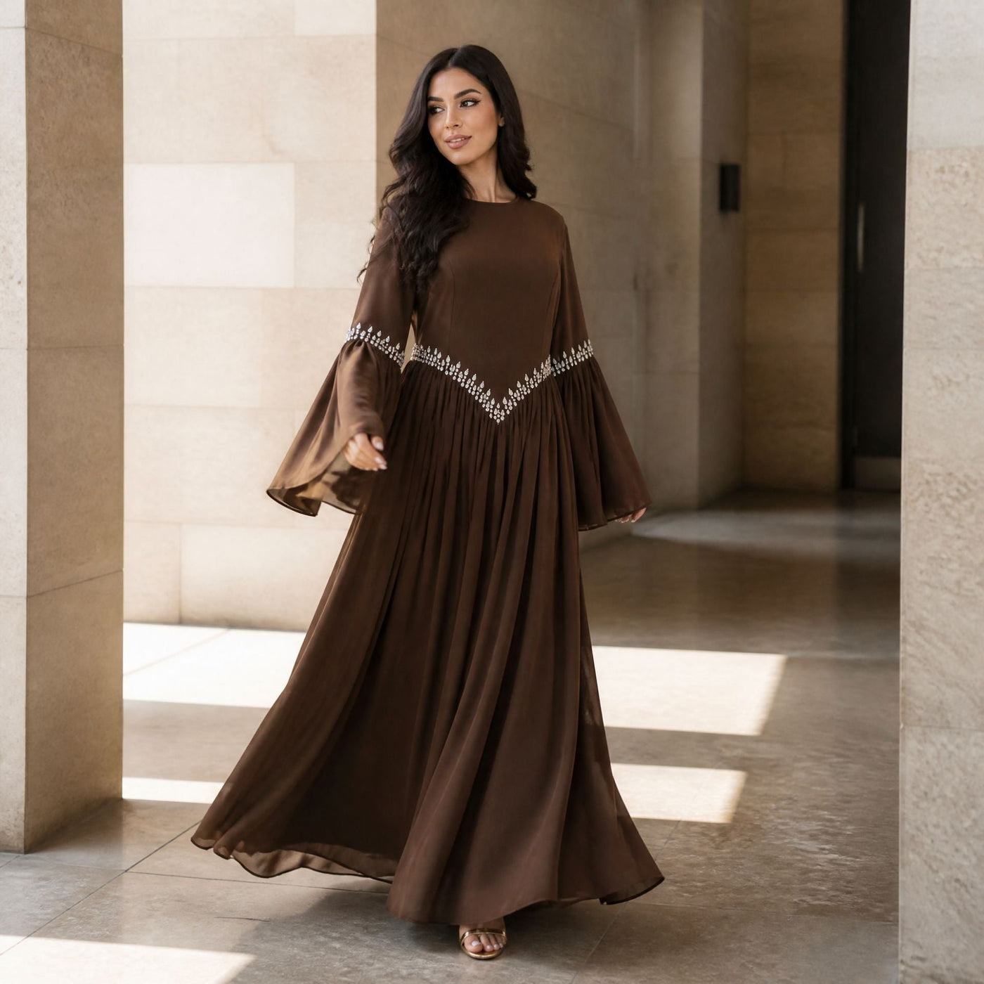 Robe Maxi Taille et Poignets Ornés de Strass avec Manches Évasées (MS513)