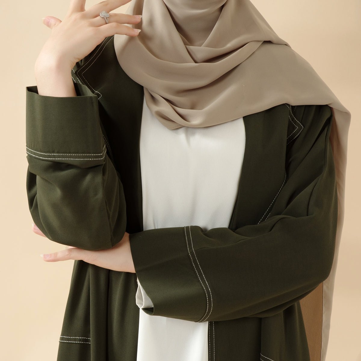 Trench-coat abaya ouvert (Abaya MOA122) vert forêt, croisé, à surpiqûres contrastées, fine