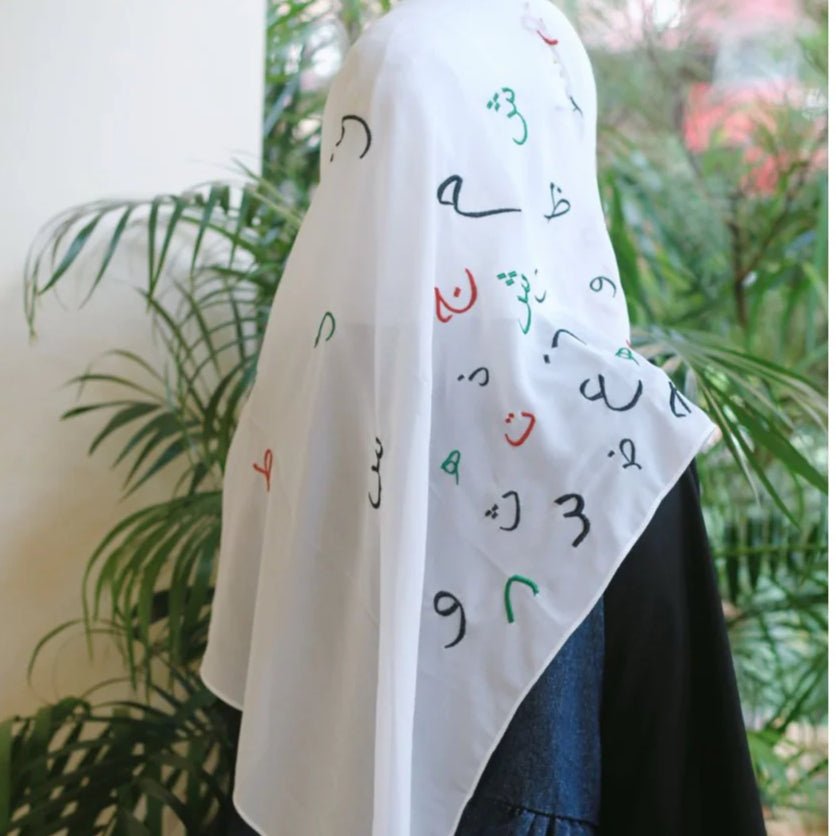 Hijab en Mousseline Free Palestine – Foulard Symbolique avec Motif de Lettre Arabe (MH107)