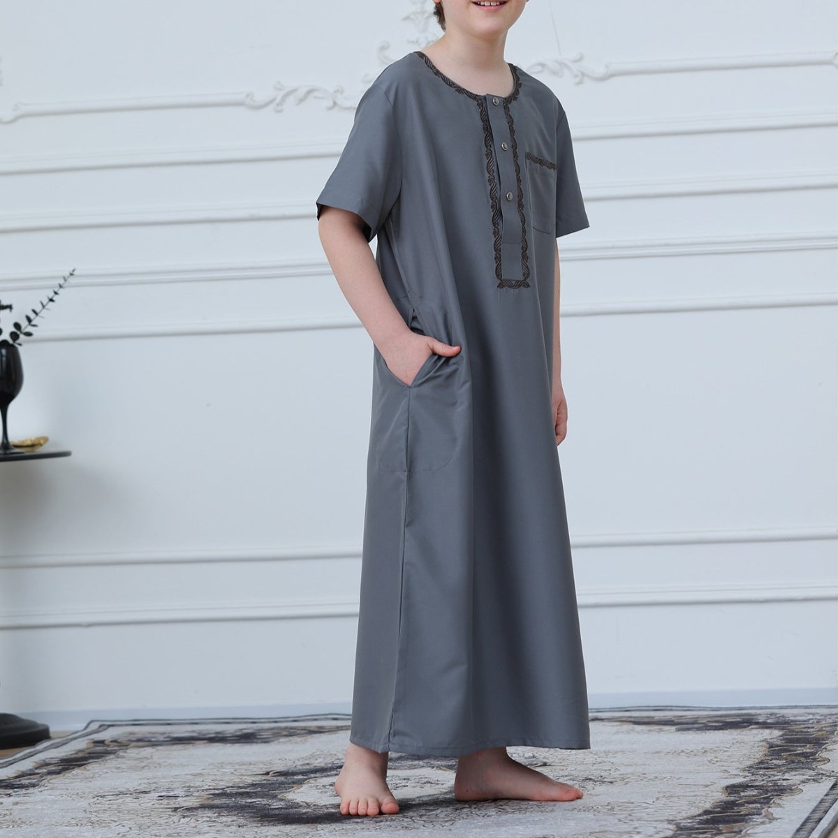 Qamis brodé pour garçon avec poches latérales (MKB031)