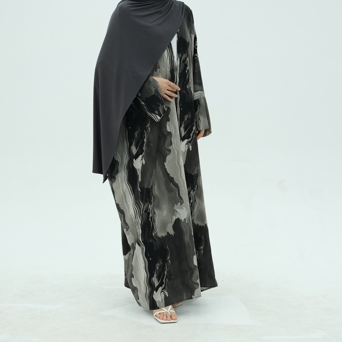 Cardigan Abaya imprimé élégant, motifs floraux géométriques artistiques, mode islamique modeste (MOA154)