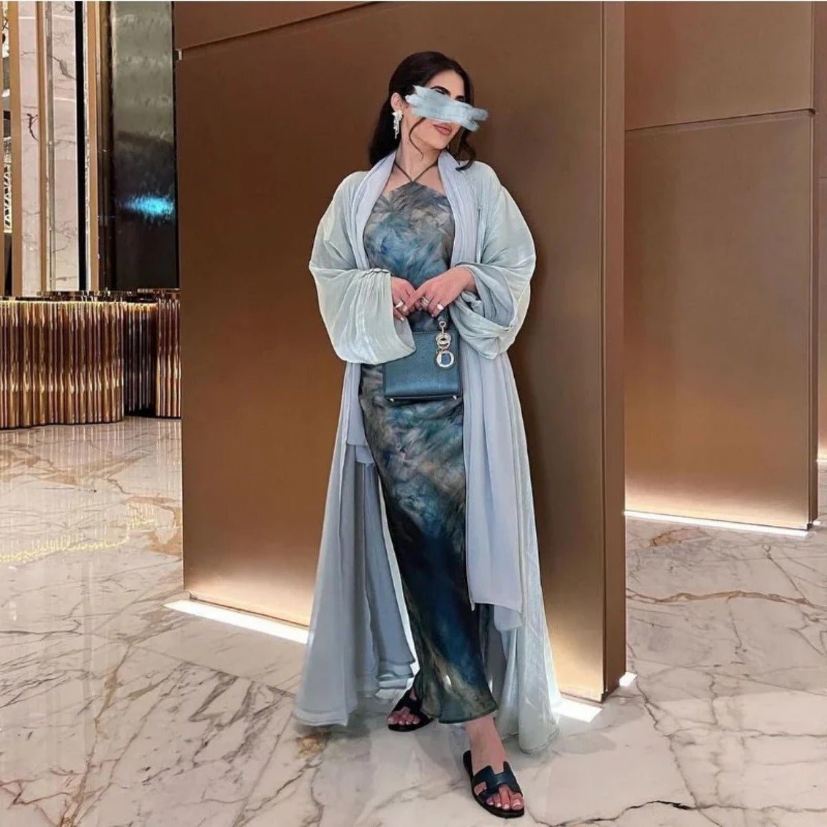 Abaya Ouverte en Satin Brillant | Abaya Brillante à Manches Volantes (MOA141)