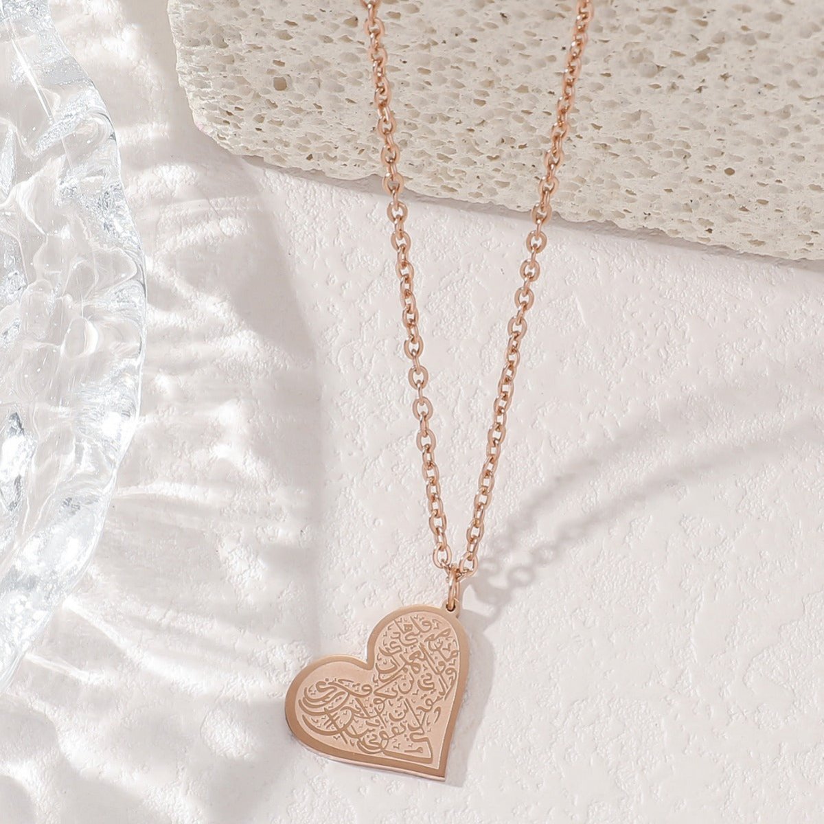 Collier en acier titane gravé « Love » haut de gamme (MAC232) (AVEC BOÎTE CADEAU)