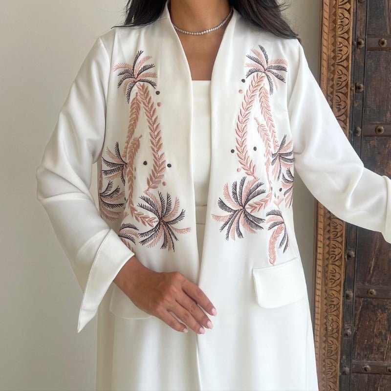 Abaya en tissu soie glacée froissée brodée à col en V (MOA234)