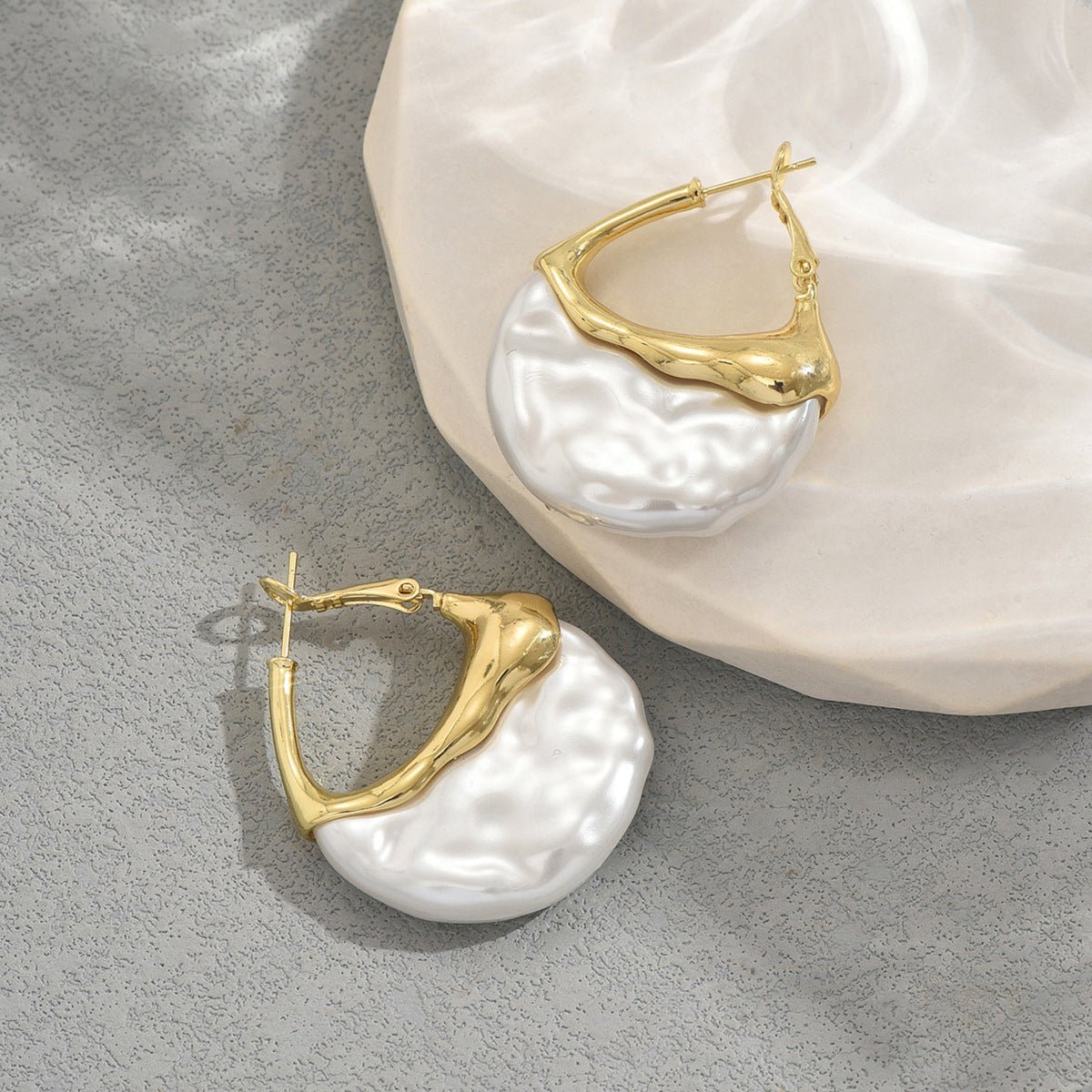 Boucles d'oreilles créoles sculptées avec perle pendante (MAC415)