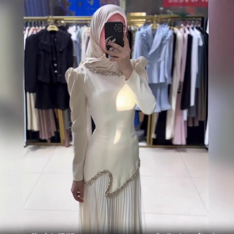 Robe Abaya Plissée Élégante avec Col et Taille Ornés de Diamants | Robe Maxi Musulmane Modeste avec Détail de Bride au Dos (MA294)