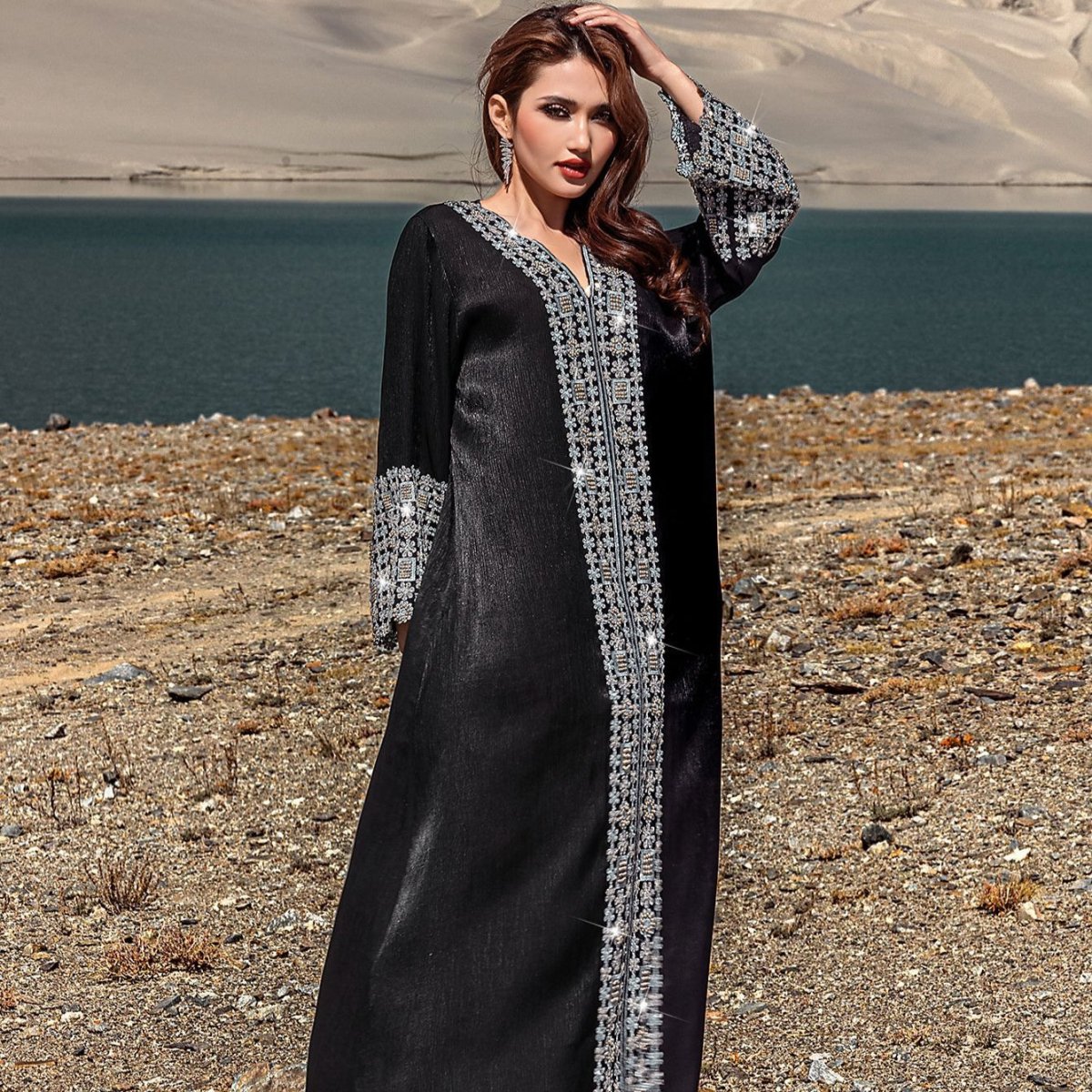 Abaya de Luxe Ornée de Cristaux et de Perles | Robe Maxi en Crêpe Nida Col en V (MA343)