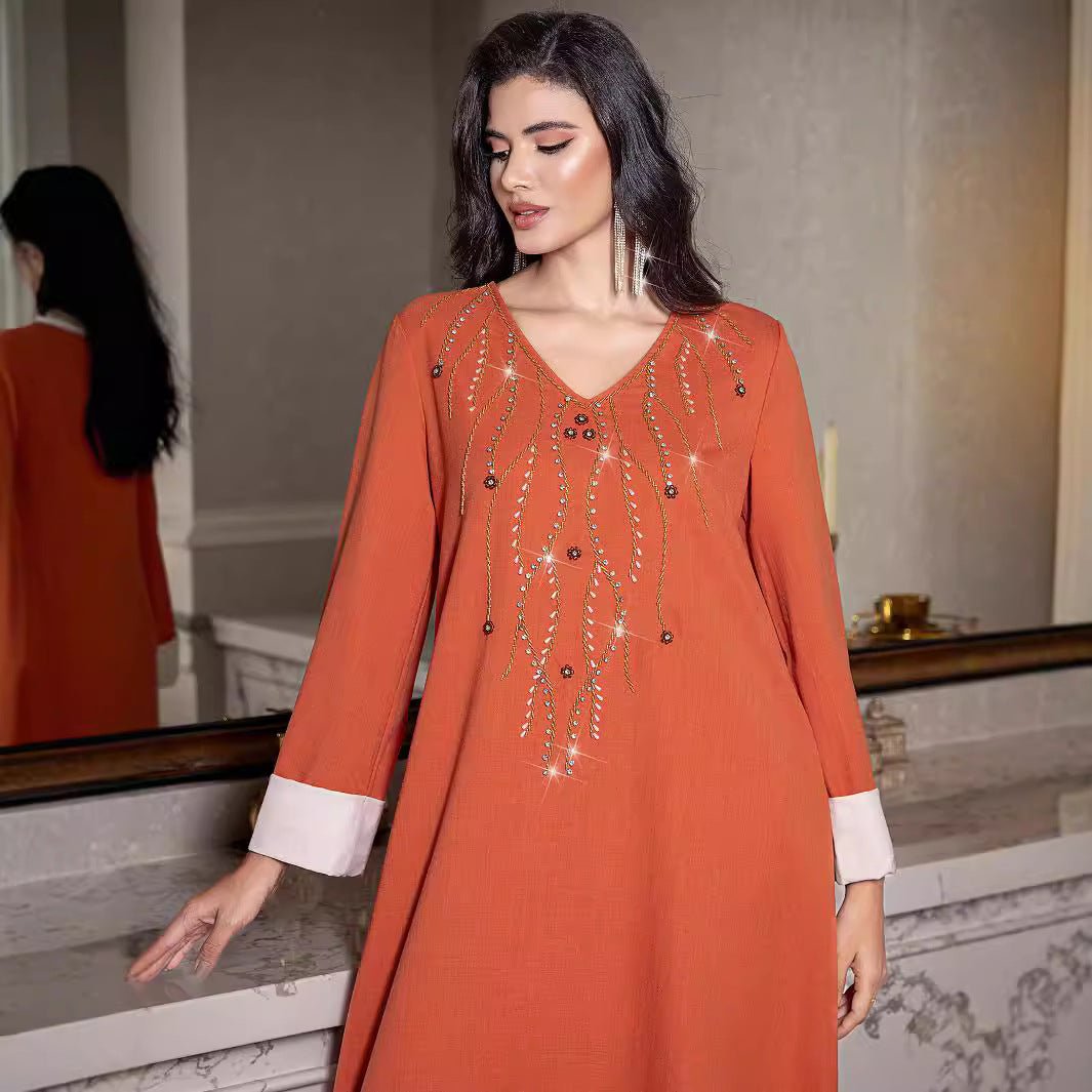 Élégante robe Abaya orange à col en V, coupe ample, ornée de strass et perles cousus à la main, avec poignets contrastants (MA191)