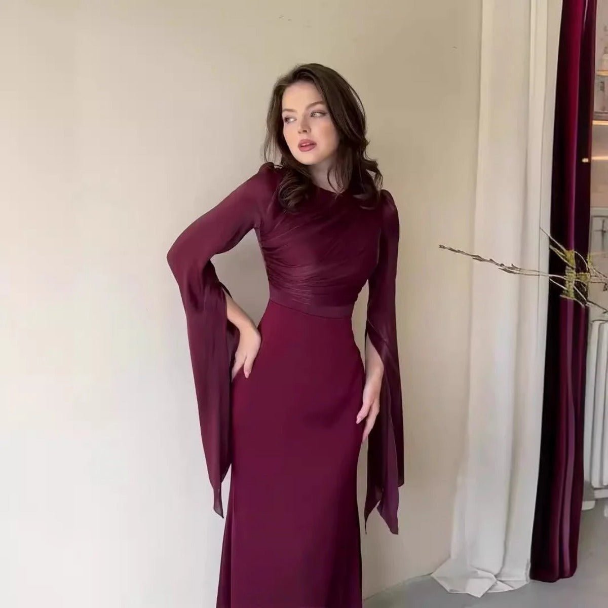 Robe d'été élégante en satin, coupe ajustée, avec manches à pendentif en fil de verre (MA161)