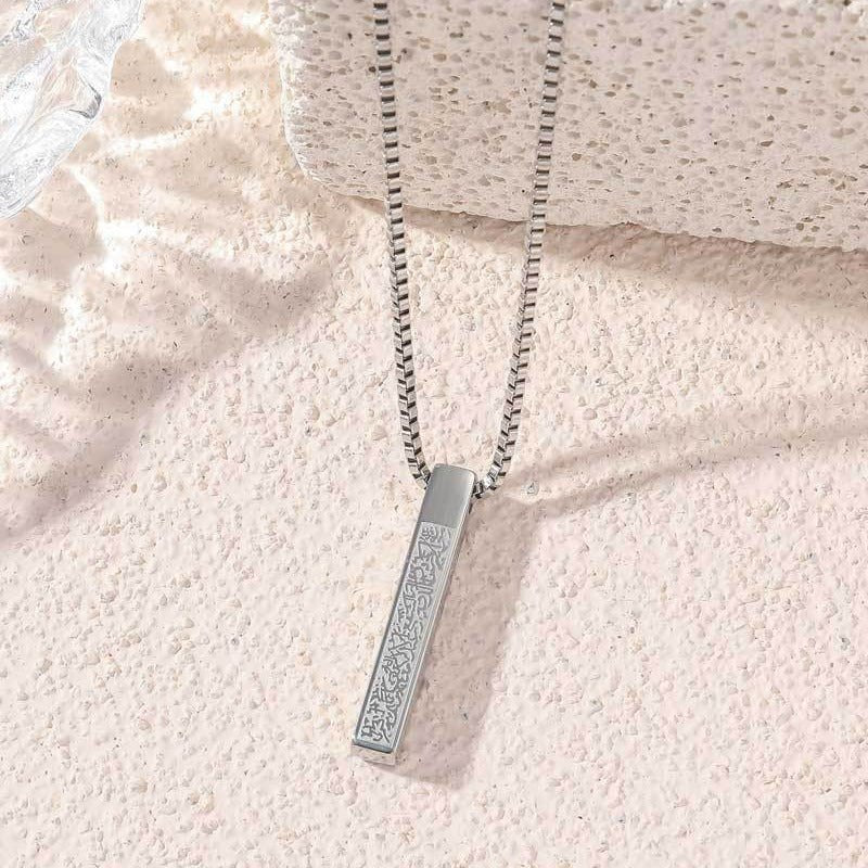 Collier Pilier Carré Gravé en Acier Titane Haute Qualité (avec boîte cadeau) (MAC217)