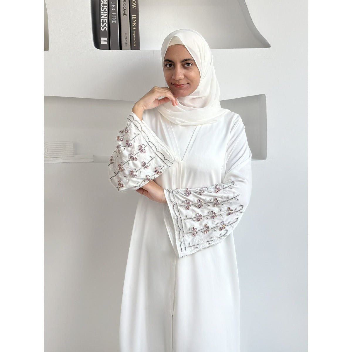 Collection Diamond Glow Abaya | Mode Modeste de Luxe – Robes Brodées Blanc & Rose Poudré avec Manches Florales (MOA205)