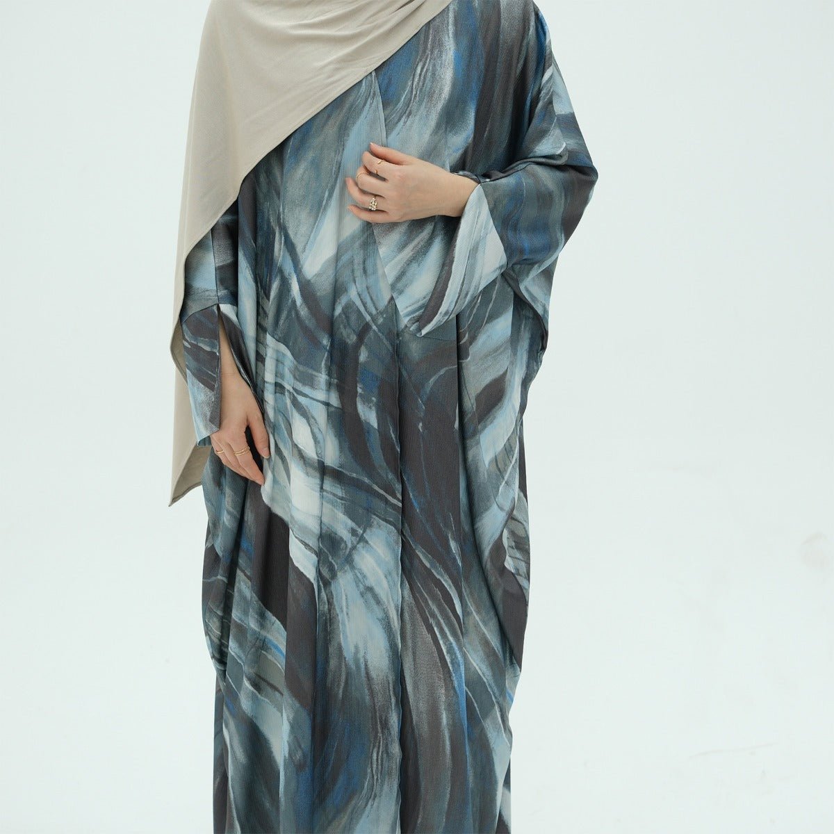 Cardigan Abaya Imprimé Aquarelle Luxueux et Modeste | Robe à Motif Abstrait Bleu-Gris avec Silhouette Fluide (MOA172)