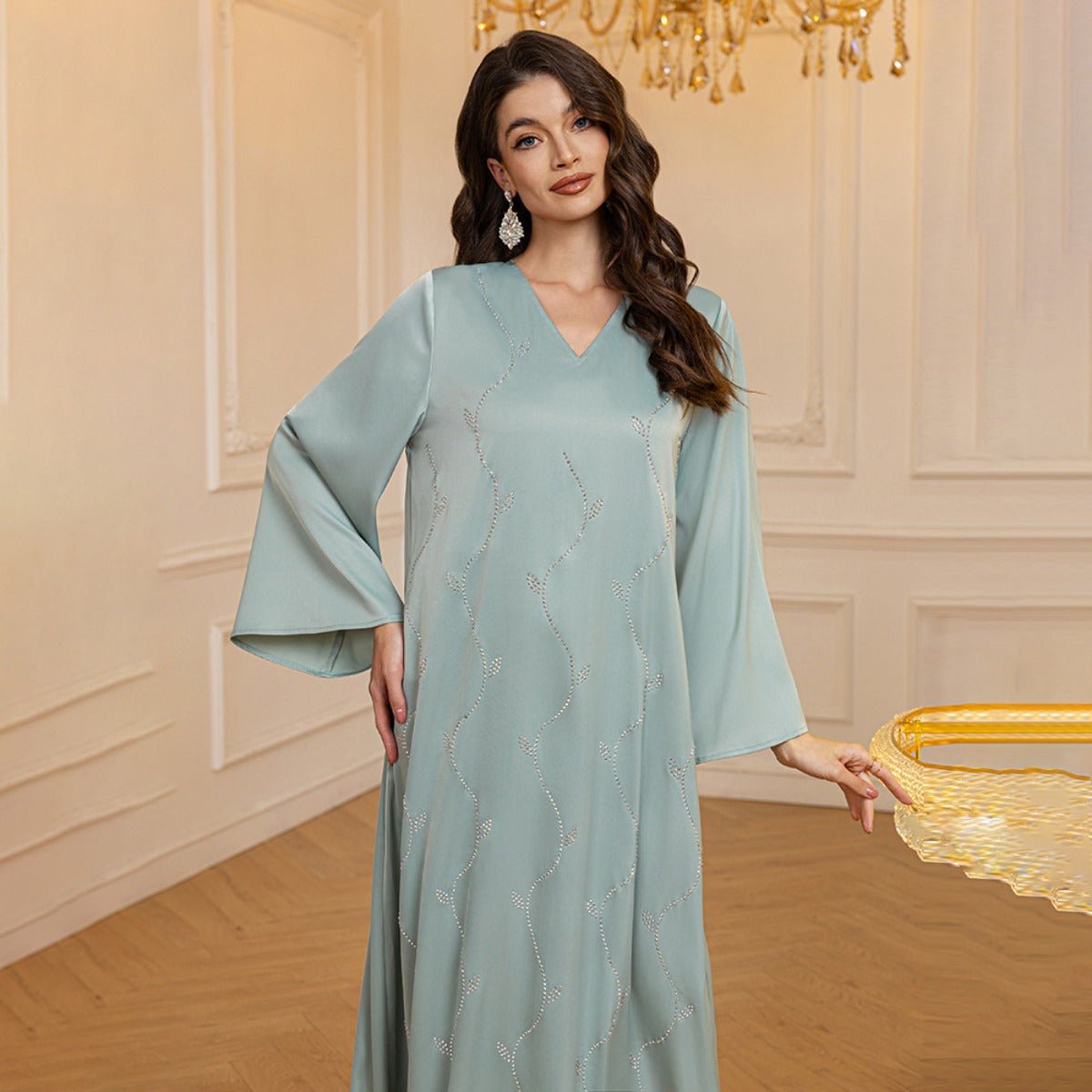 Robe de soirée en satin texturé de luxe ornée de diamants – Robe haut de gamme col en V avec manches évasées (MA276)