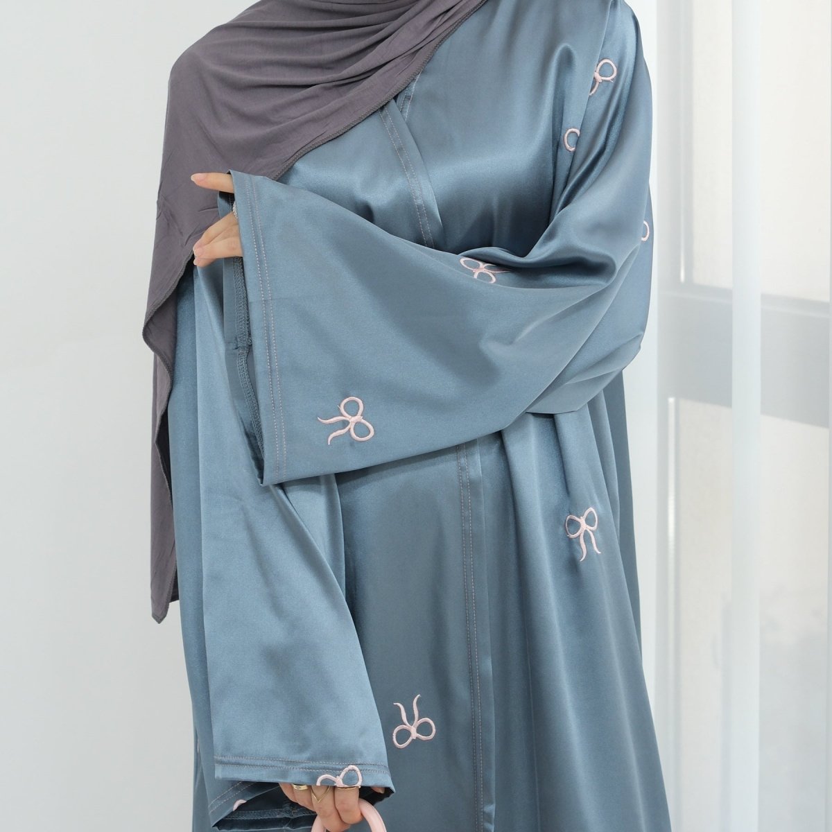 Abaya Ouverte Brillante Brodée avec Nœud (MOA102)
