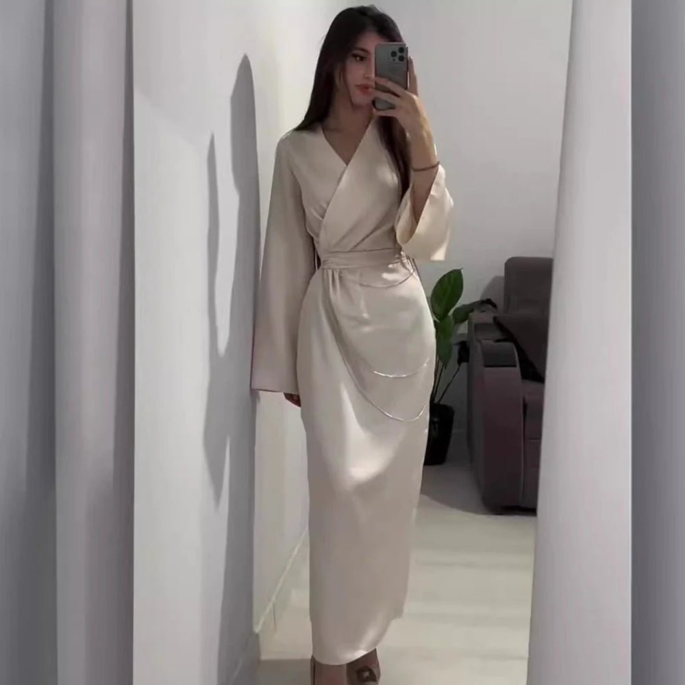 Robe Abaya Maxi Élégante en Satin avec Chaînes de Taille, Col en V, Manches Longues, Couleur Unie (MA204)