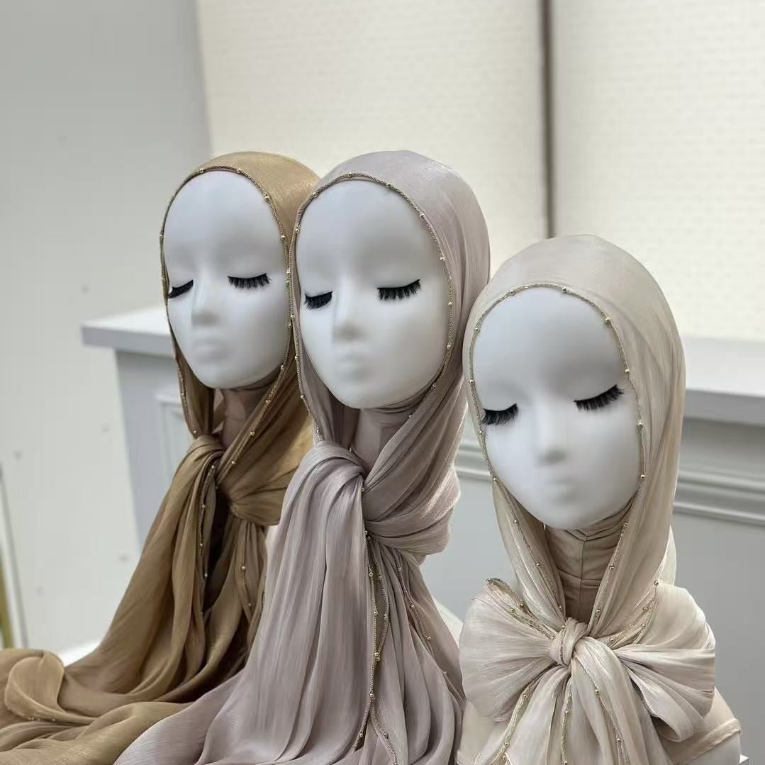 Hijab en satin froissé avec bordure perlée et chaîne dorée (MH238)