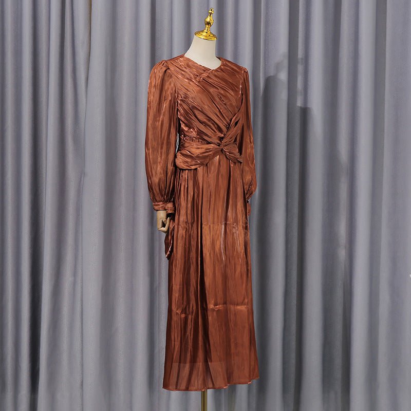 Robe en satin plissé diagonal avec ceinture nouée (MS324)