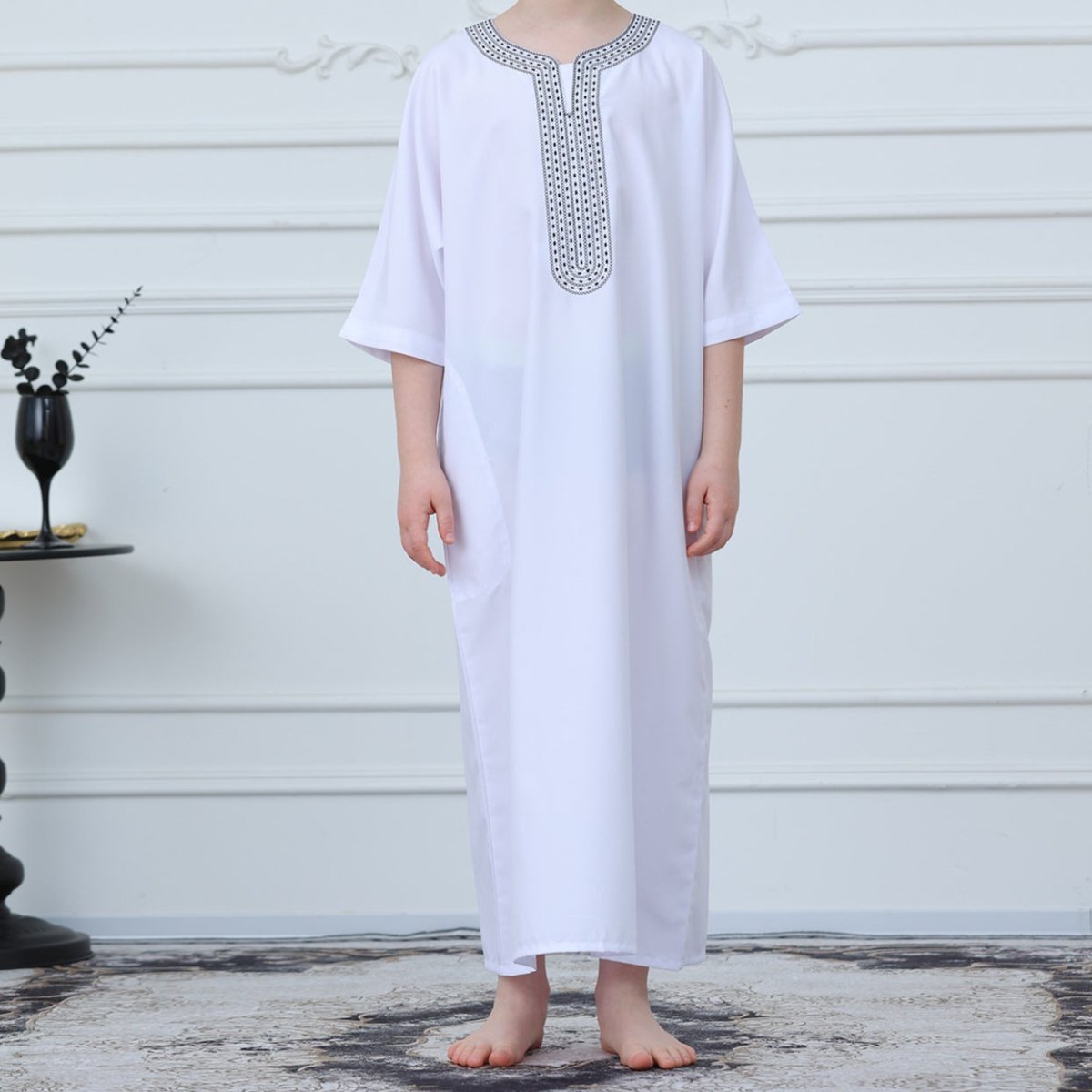 Thobe islamique noir avec bordure géométrique (MKB018)