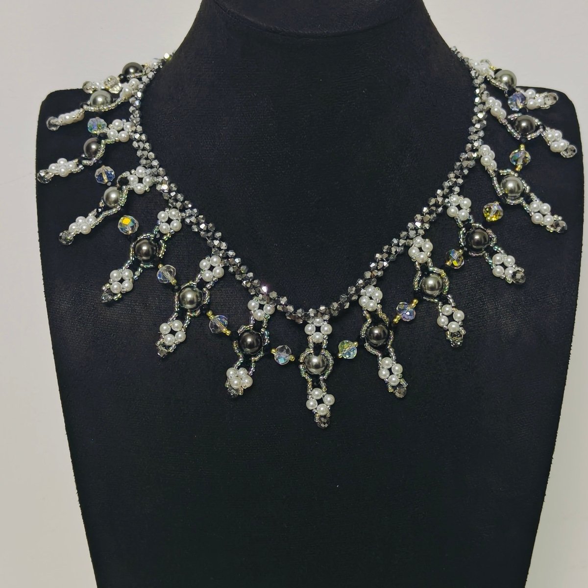 Collier de perles tissé à la main | Ras-de-cou en perles de verre et perles de coquillage | Collier en perles de rocaille au motif complexe (MAC343)