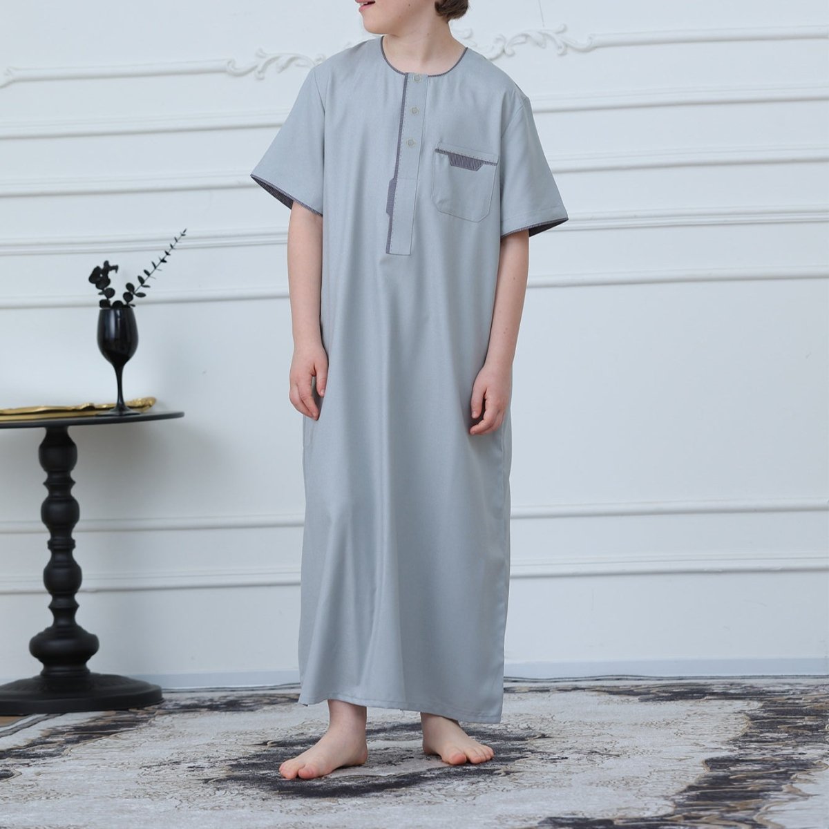 Thobe garçon avec surpiqûres contrastantes et poches (MKB033)