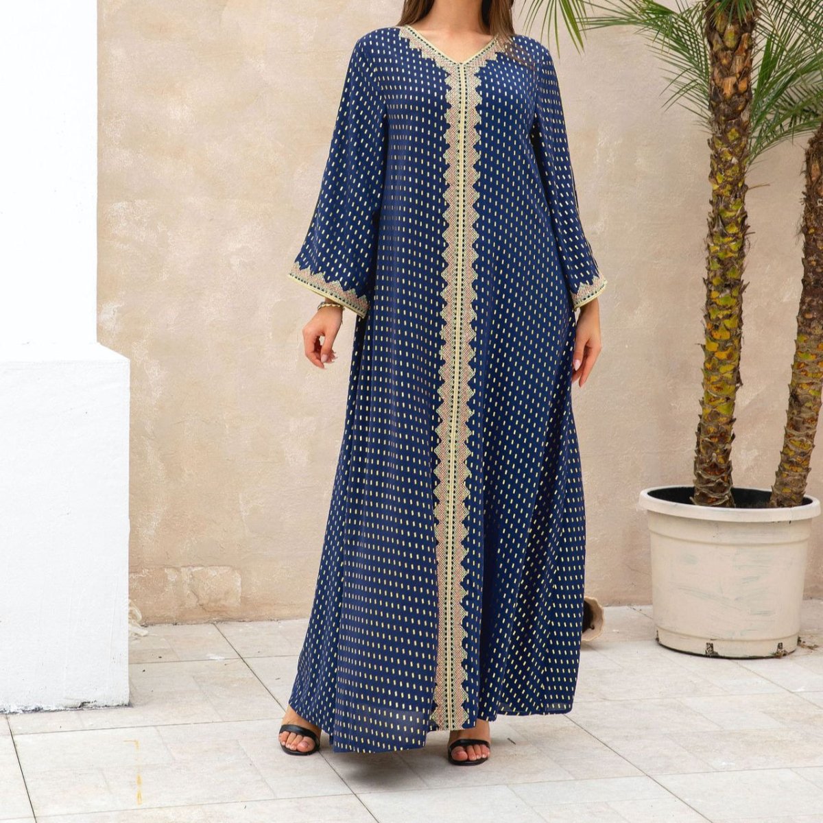 Abaya en dentelle brodée avec finition métallique (MA367)