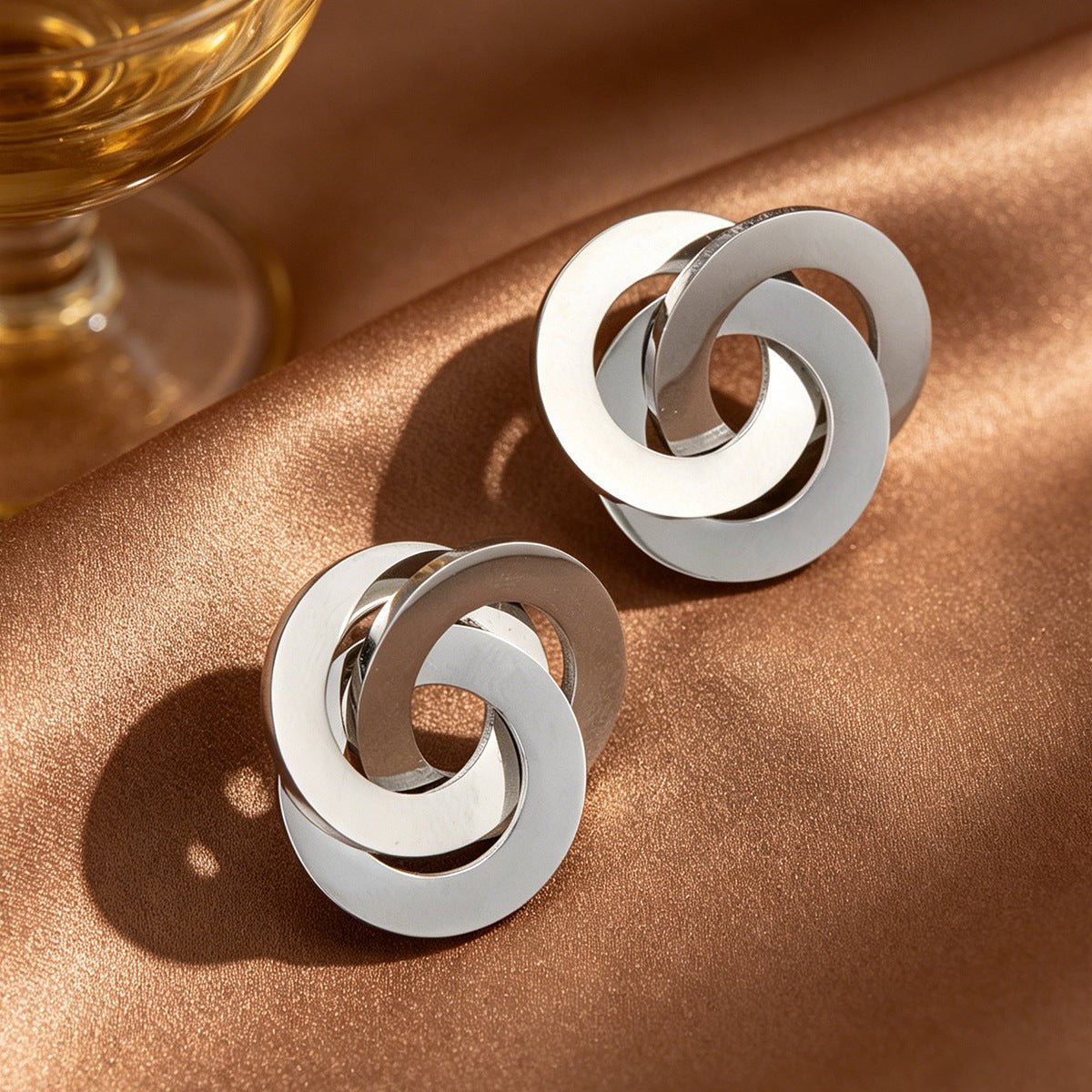 Boucles d'oreilles à clous triple anneaux torsadés (MAC477)