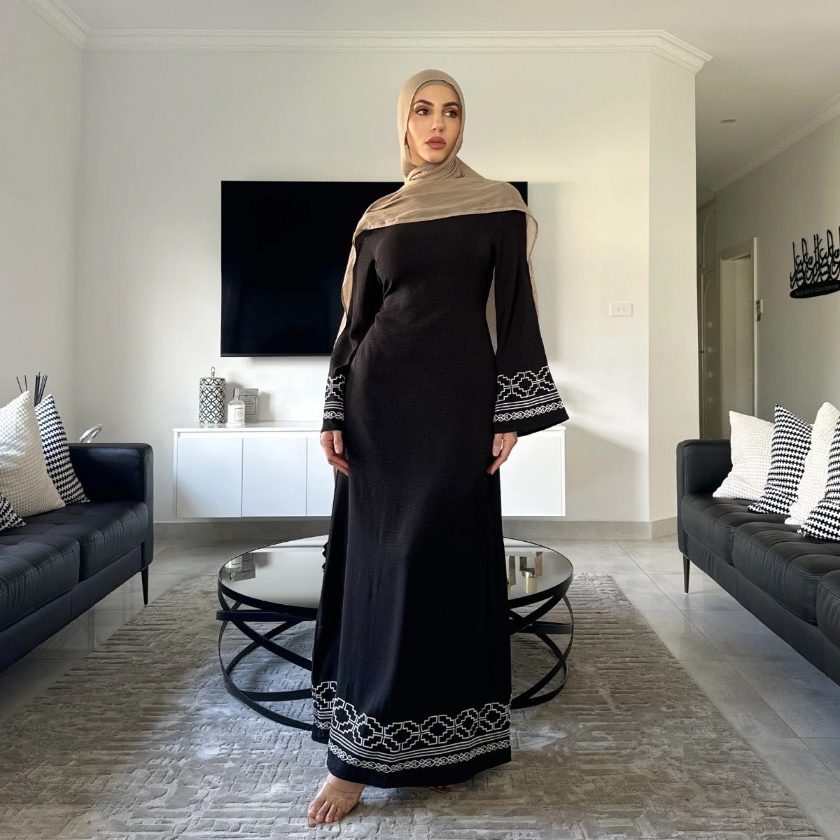 Collection d'Abayas Luxueuses et Modestes à Manches Évasées Brodées | Robes Musulmanes avec Broderie Géométrique Blanche (MA262)