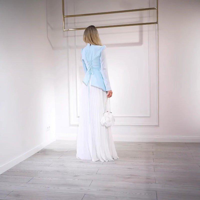 Robe de soirée élégante en mousseline bleu et blanc | Robe maxi plissée à col montant (MA298)