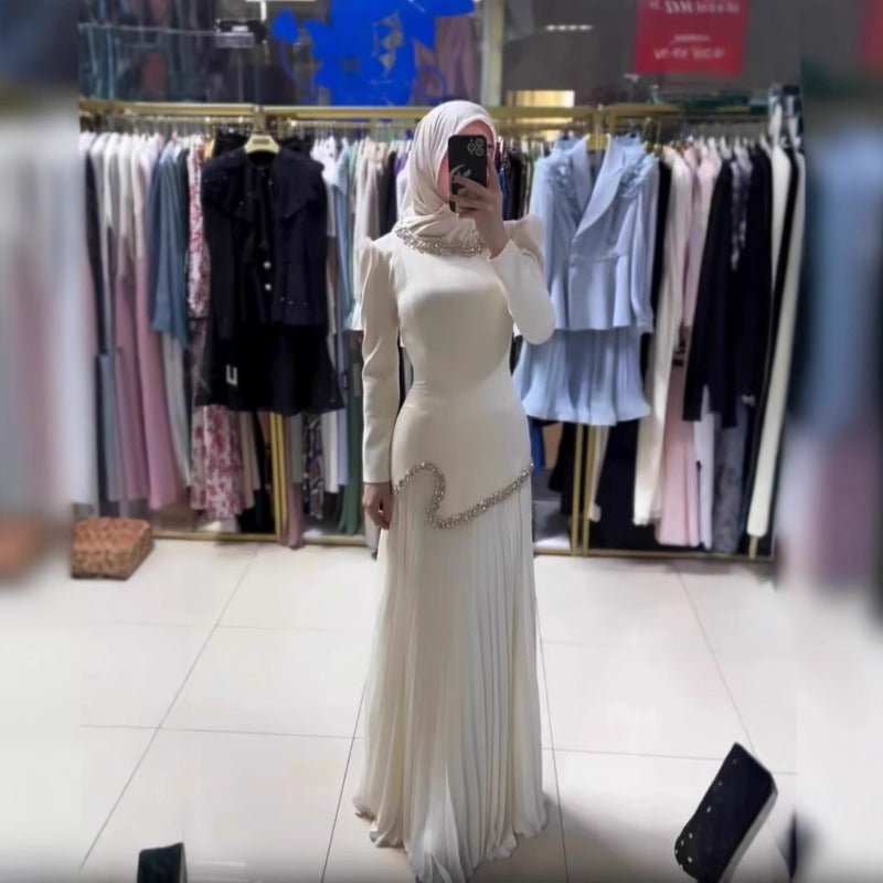 Robe Abaya Plissée Élégante avec Col et Taille Ornés de Diamants | Robe Maxi Musulmane Modeste avec Détail de Bride au Dos (MA294)