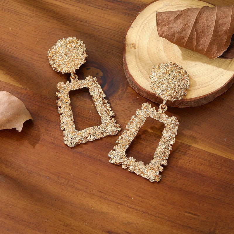 Boucles d'oreilles pendantes trapèze à texture ciselée (MAC322)